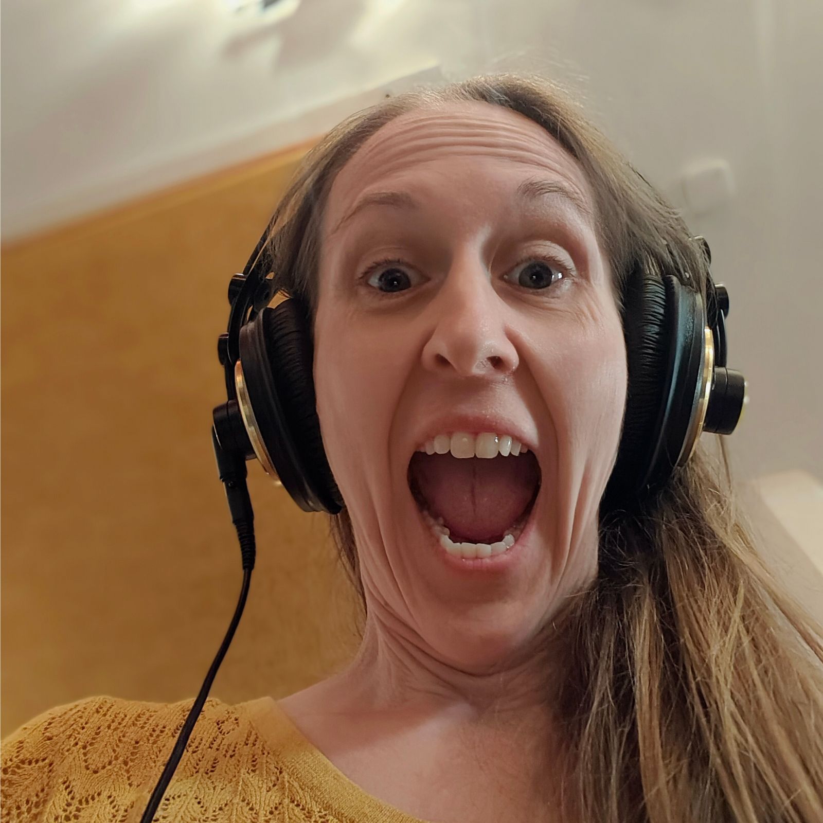 Ein Bild von der Künstlerin Ævama mit Kopfhörern und weit aufgerissenen Mund